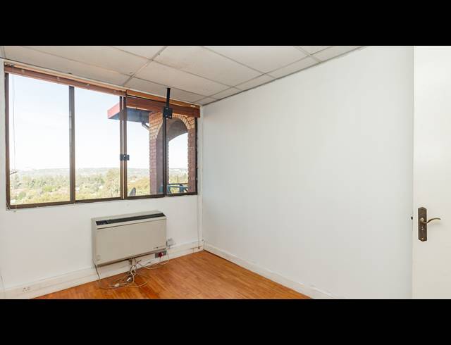 213M² OFFICE TO LET IN LYME PARK